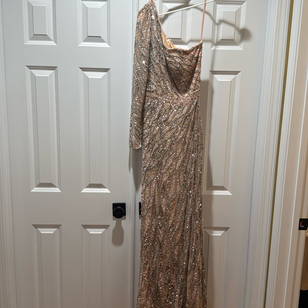 Mac duggal dress
Size 6